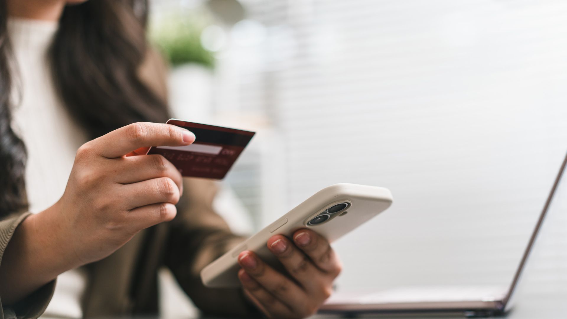 E-paragon w firmie – jak działa paragon elektroniczny i dlaczego kasa online to za mało